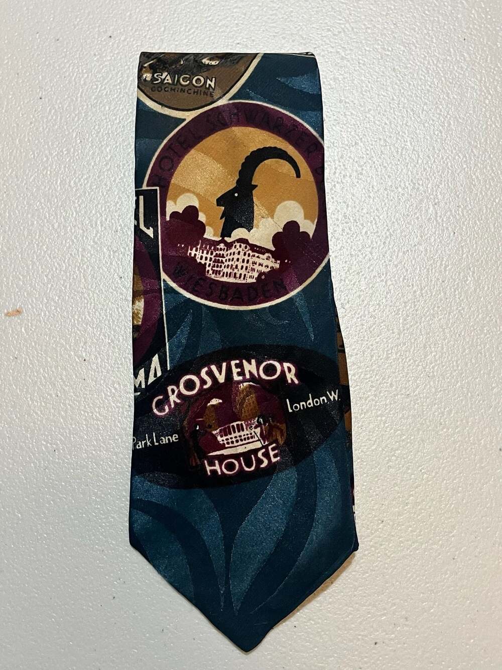 003-0039 Bugle Boy USA Vintage Novelty necktie